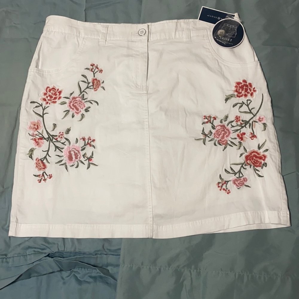Karen Scott Embroidered Floral Skort NWT  12